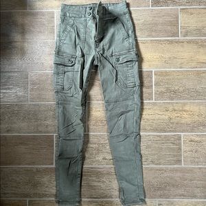 American Eagle green cargo skinny pants. Size 2 regular.